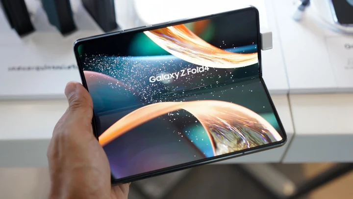 Açık halde tutulan katlanabilir Galaxy Z Fold telefon