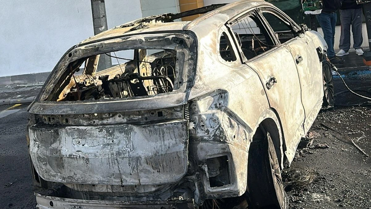 Yangın sonrası ağır hasar almış Togg otomobilin arkadan görünümü