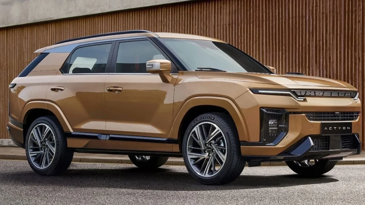 Bronz renkli Actyon SUV, yandan ve önden görünüm