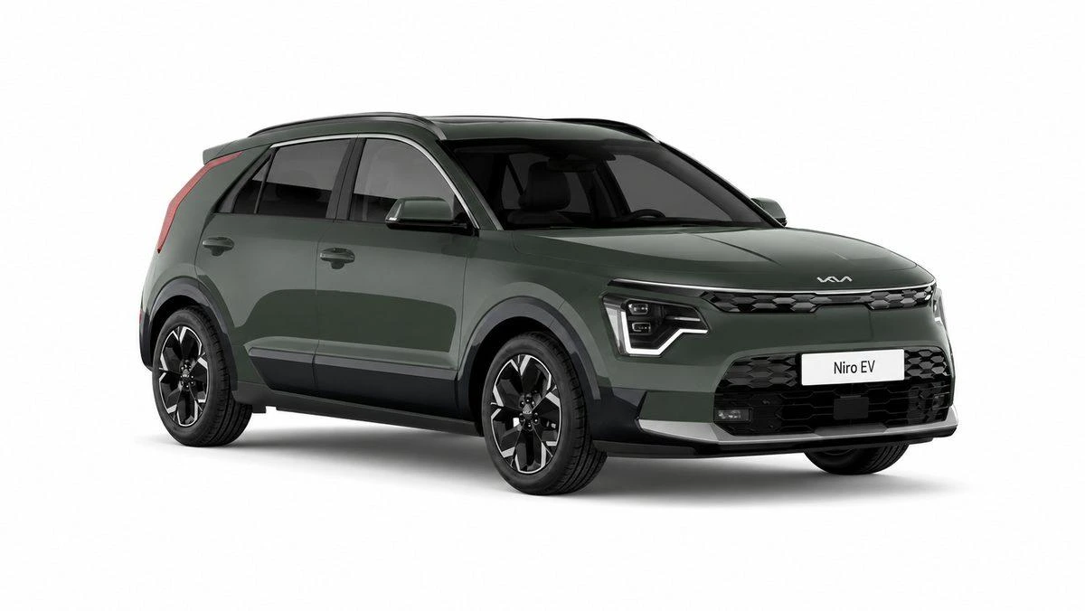 Gri Kia Niro EV, beyaz fonda önden ve yandan görünüm
