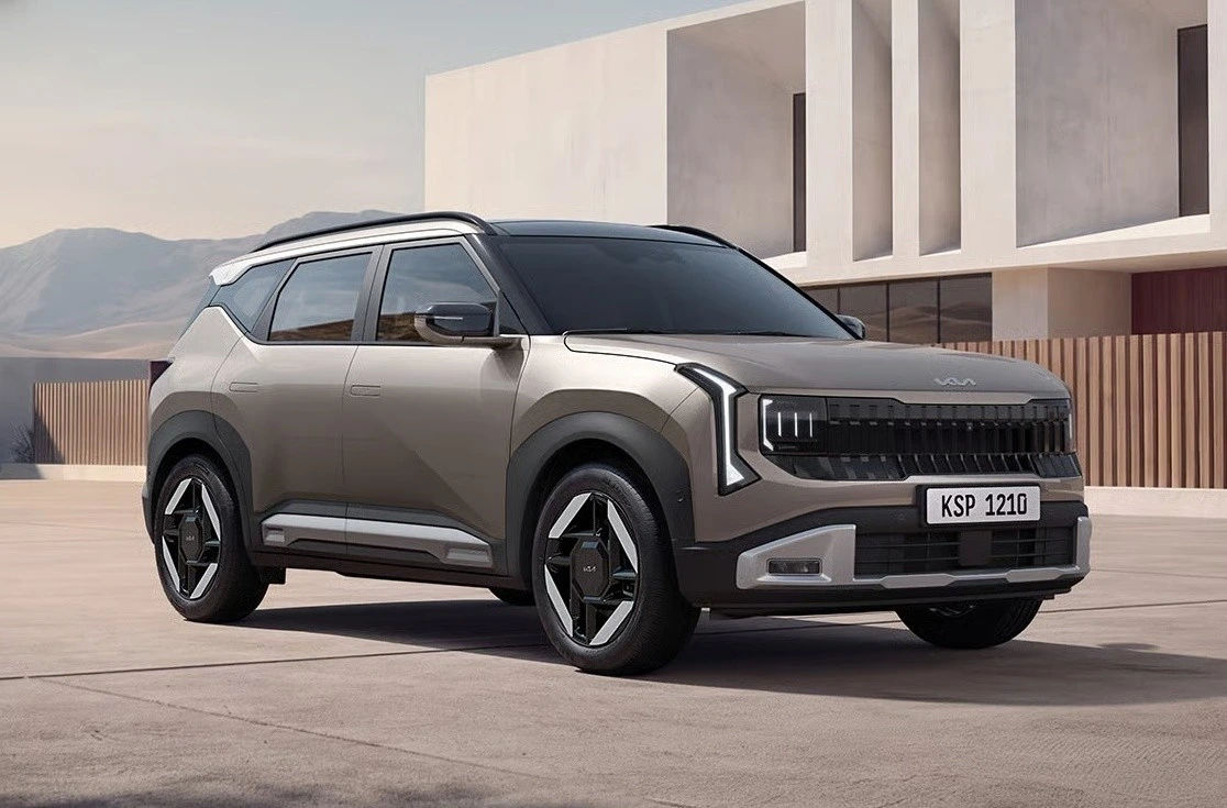 Kia Seltos SUV’nin önden ve yandan görünümü