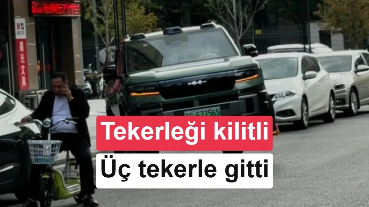 Tekerleğine kilit takılan yeşil BYD SUV, kilitli tekerleği havadayken üç tekerlek üzerinde ilerliyor