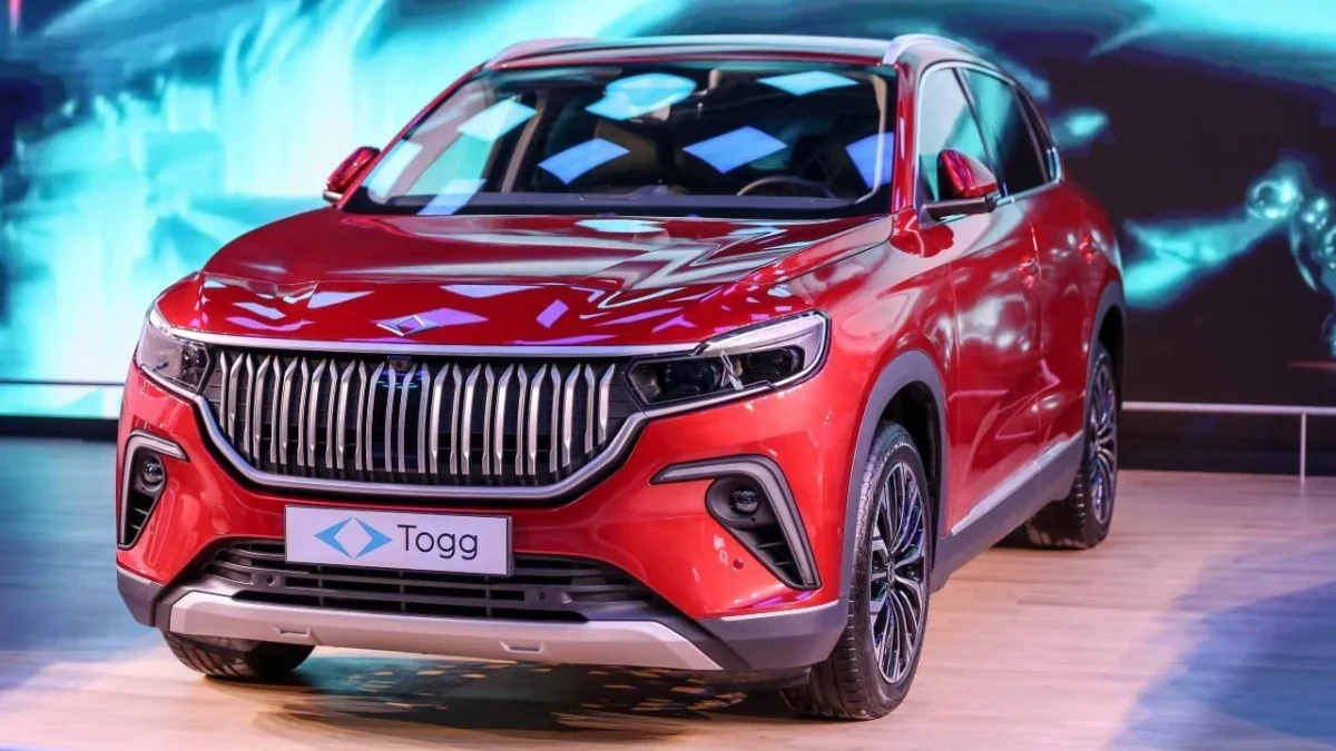 Kırmızı Togg SUV modelinin önden görünümü