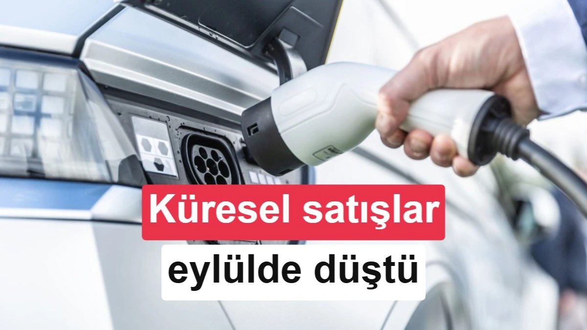 Elektrikli araç şarj kablosu ve küresel satışların eylülde düştüğünü belirten yazı