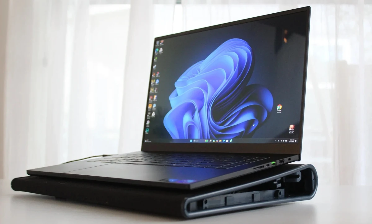 Yükseltilmiş bir stand üzerinde açık laptop