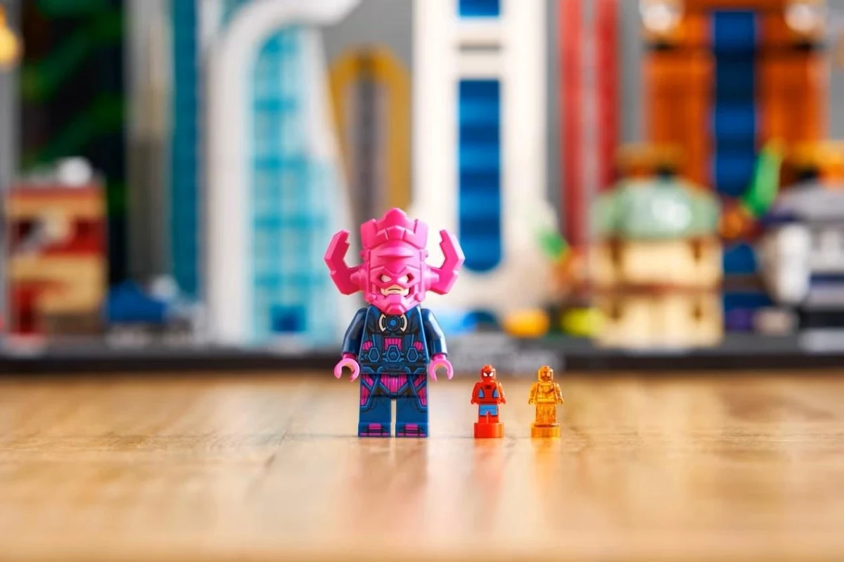 LEGO Marvel Skyline setindeki Galactus minifigürü ve iki mikro figür