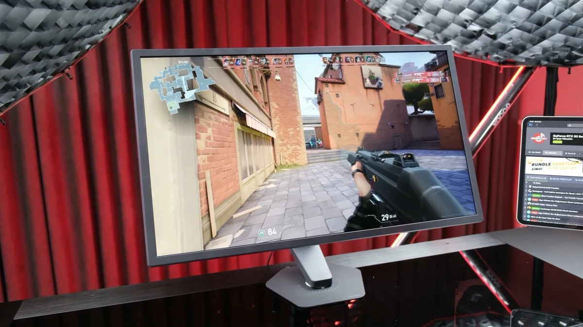 LG UltraGear AI 25G590B monitör, FPS oyunu açıkken masa üzerinde görüntüleniyor.
