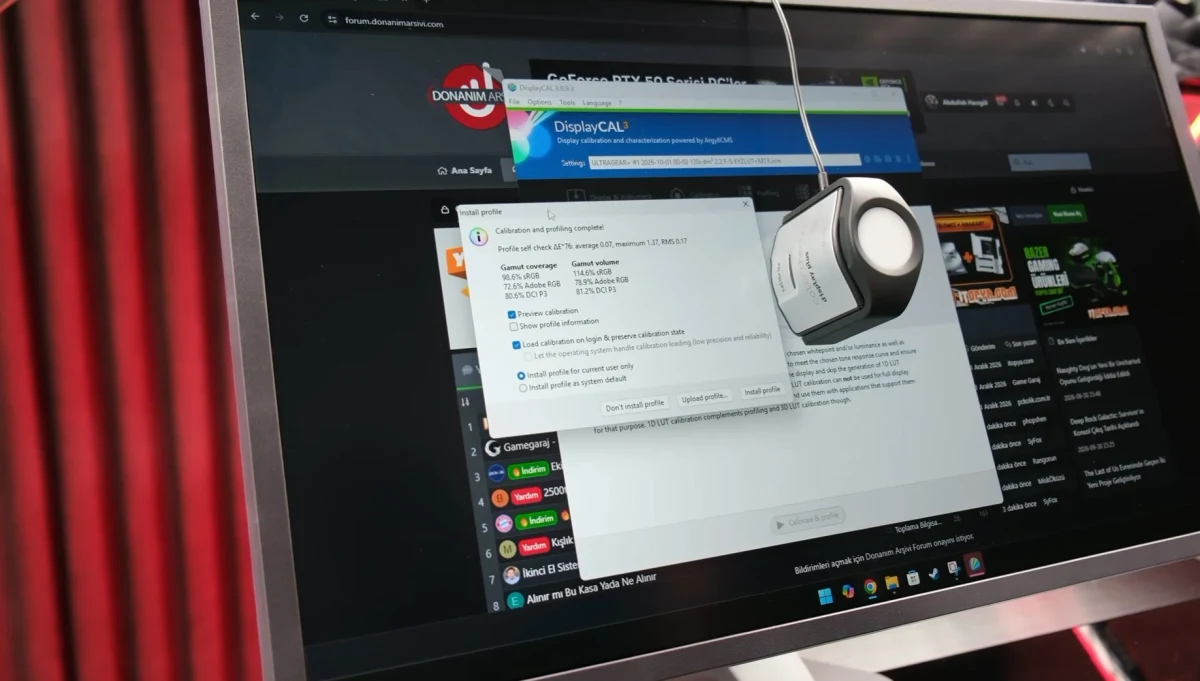 Renk ölçüm cihazı LG monitör ekranına yerleştirilmiş; ekranda test yazılımı açık.