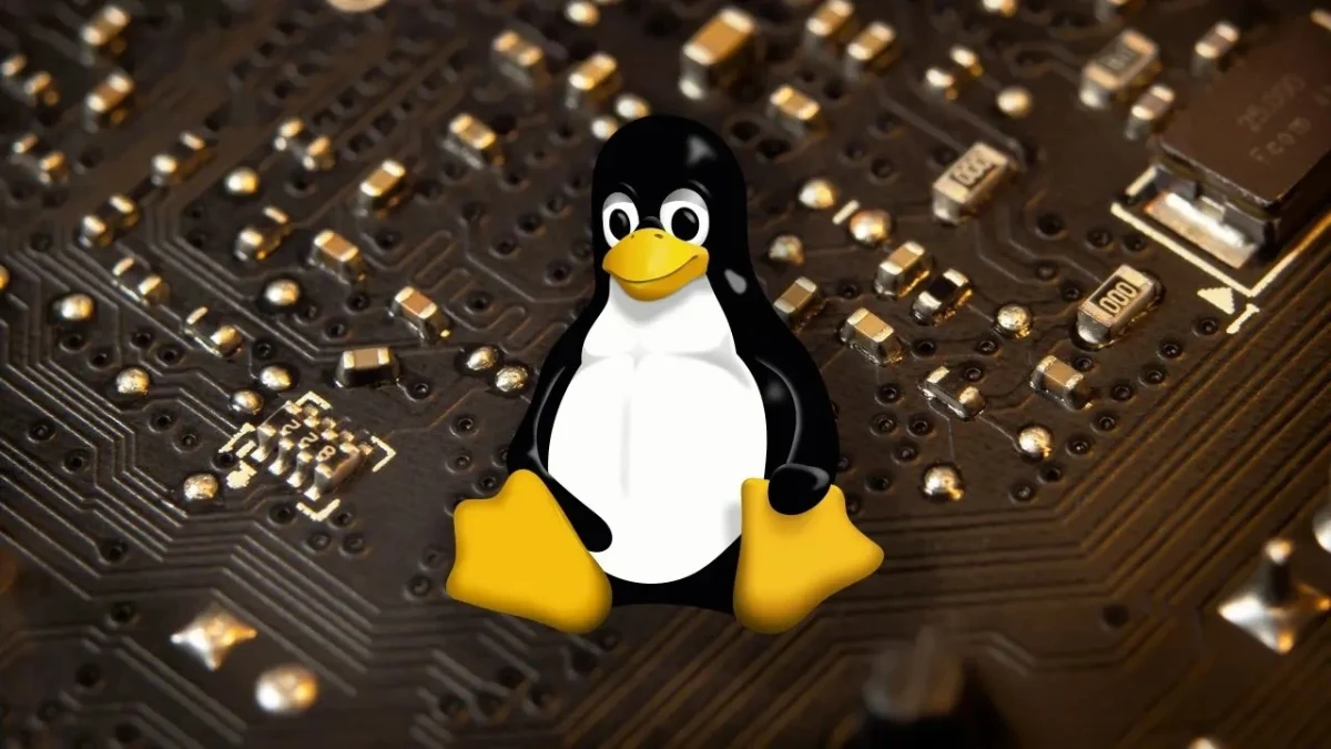Devre kartı üzerinde Linux pengueni illüstrasyonu