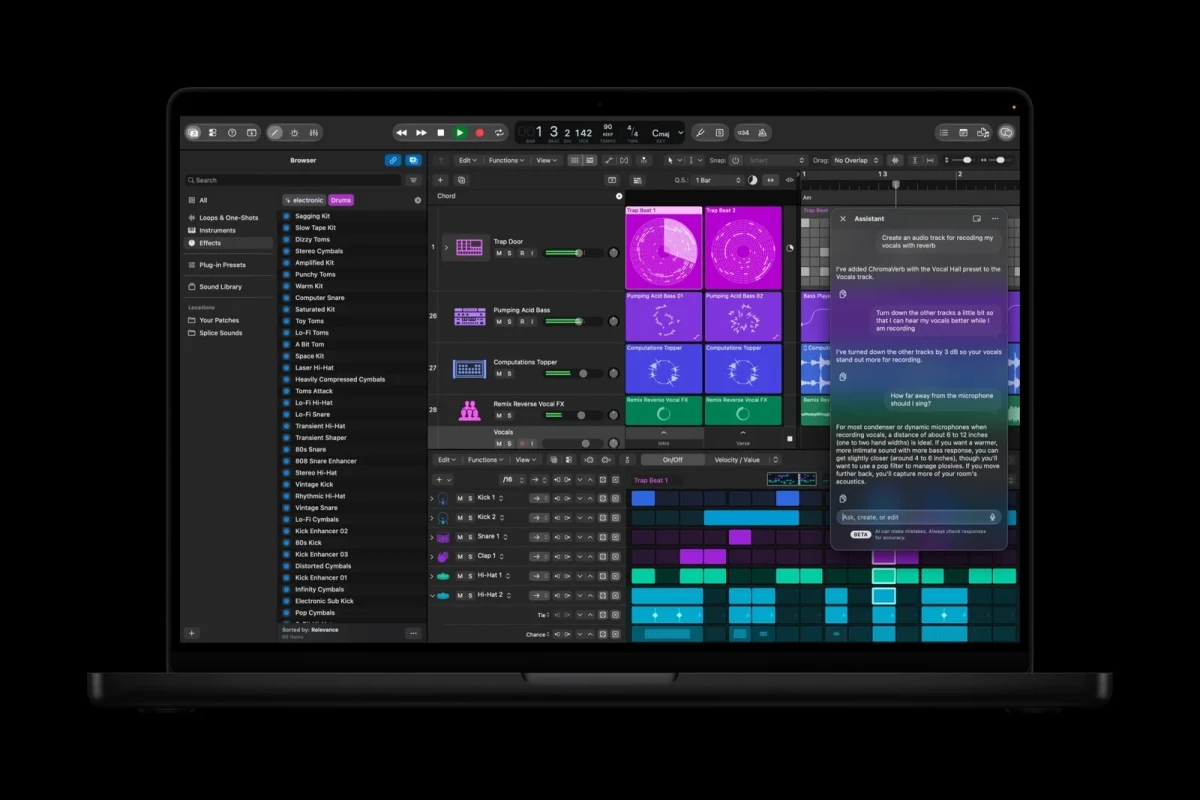 MacBook ekranında Logic Pro projesi ve sağ tarafta asistan penceresi