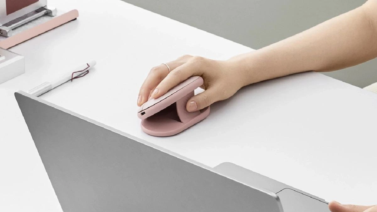 Pudra pembesi Logitech Pebble Up fare, üst kabuğu kaldırılmış şekilde kullanılıyor