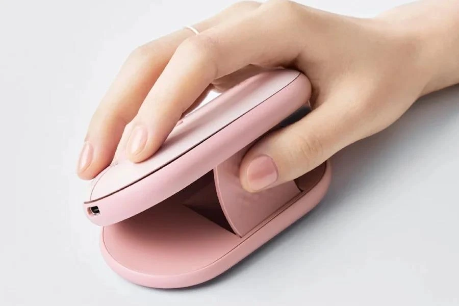 Pembe Logitech Pebble Up farenin üst kabuğu kaldırılarak gövdesi açılıyor