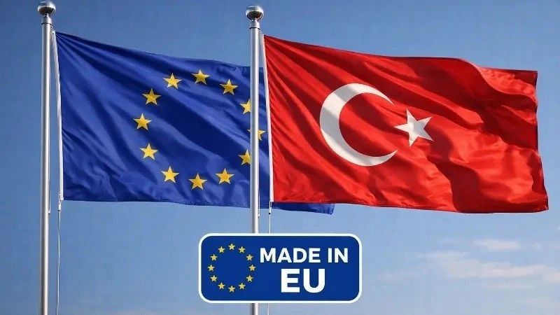 Avrupa Birliği ve Türkiye bayraklarının önünde Made in EU tabelası