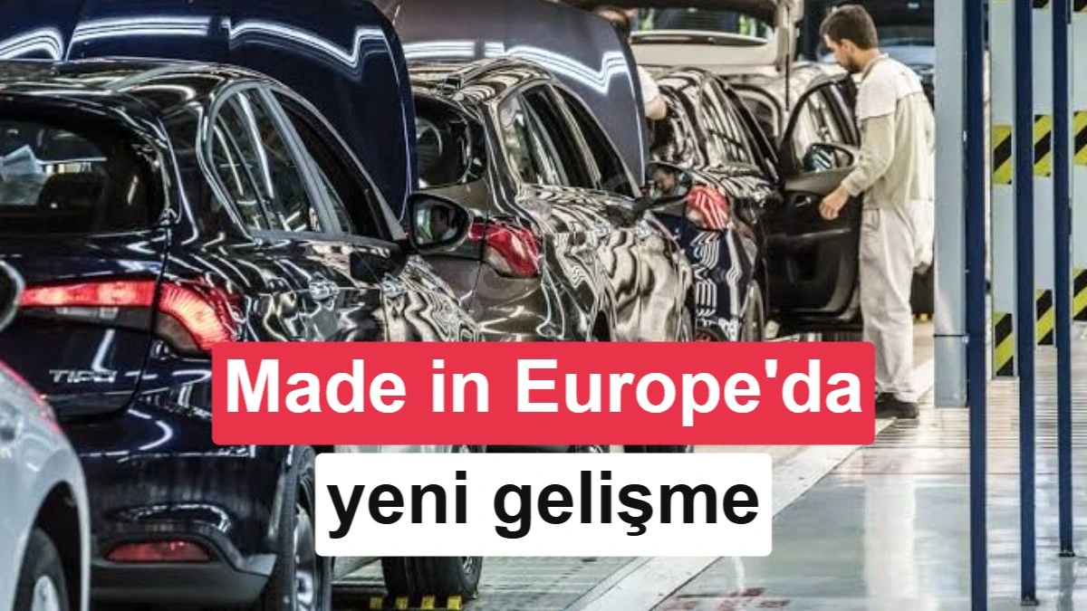 Otomobil fabrikasında üretim hattında araçlar ve çalışanlar