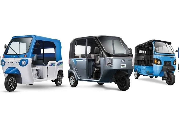 Yan yana sergilenen üç farklı elektrikli tuk-tuk modeli