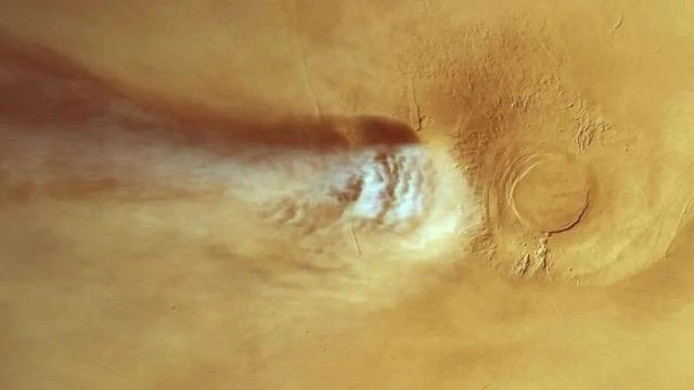 Mars yüzeyinde Arsia Mons yanardağından uzanan parlak bulut