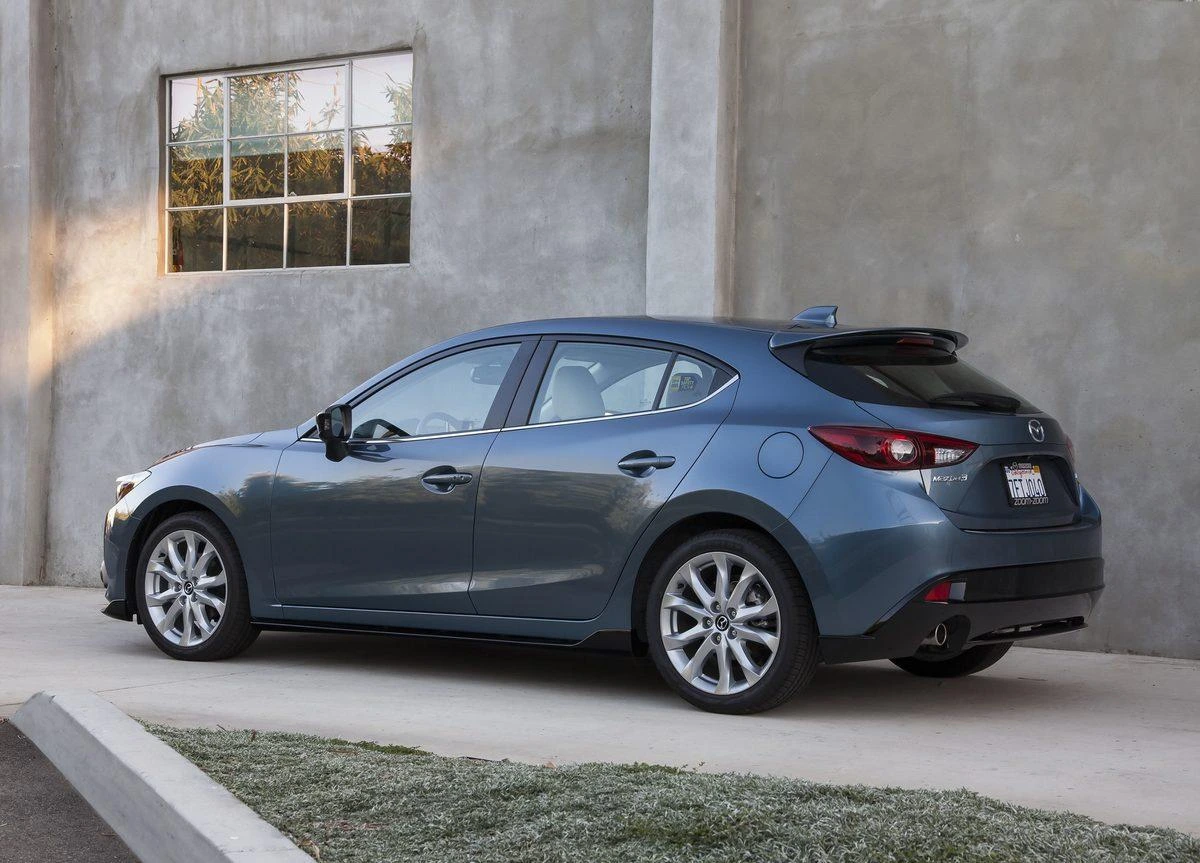 Gri Mazda 3 hatchback, yandan görünüm