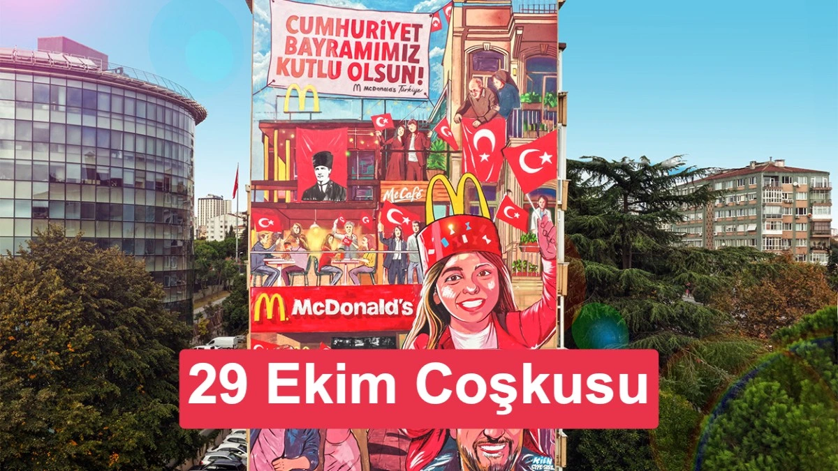 Cumhuriyet Bayramı kutlaması için Türk bayrakları ve McDonald’s görselleriyle tasarlanmış bina cephesi