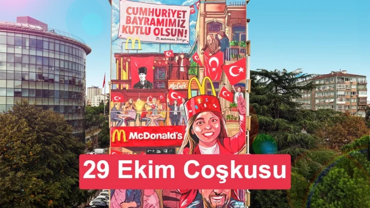 Cumhuriyet Bayramı kutlaması için Türk bayrakları ve McDonald’s görselleriyle tasarlanmış bina cephesi