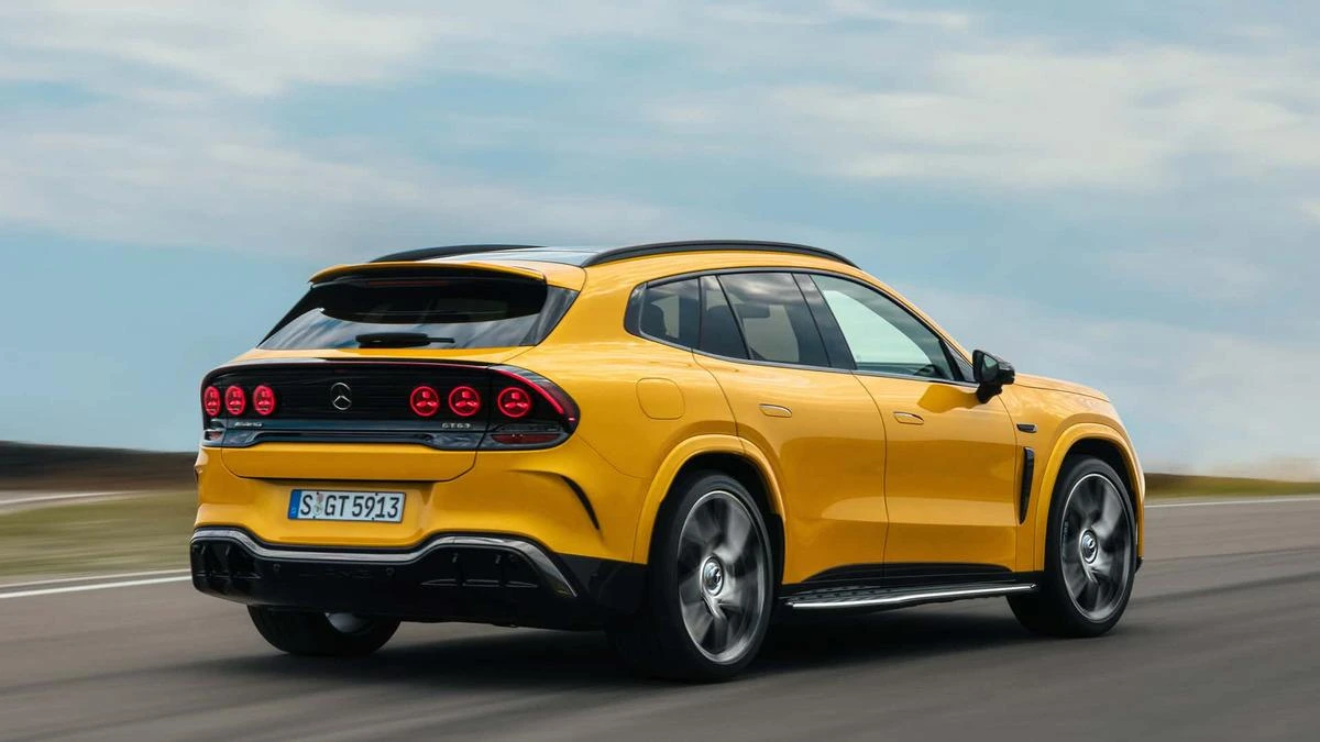 Sarı Mercedes-AMG GT SUV pistte arkadan ve yandan görüntüleniyor