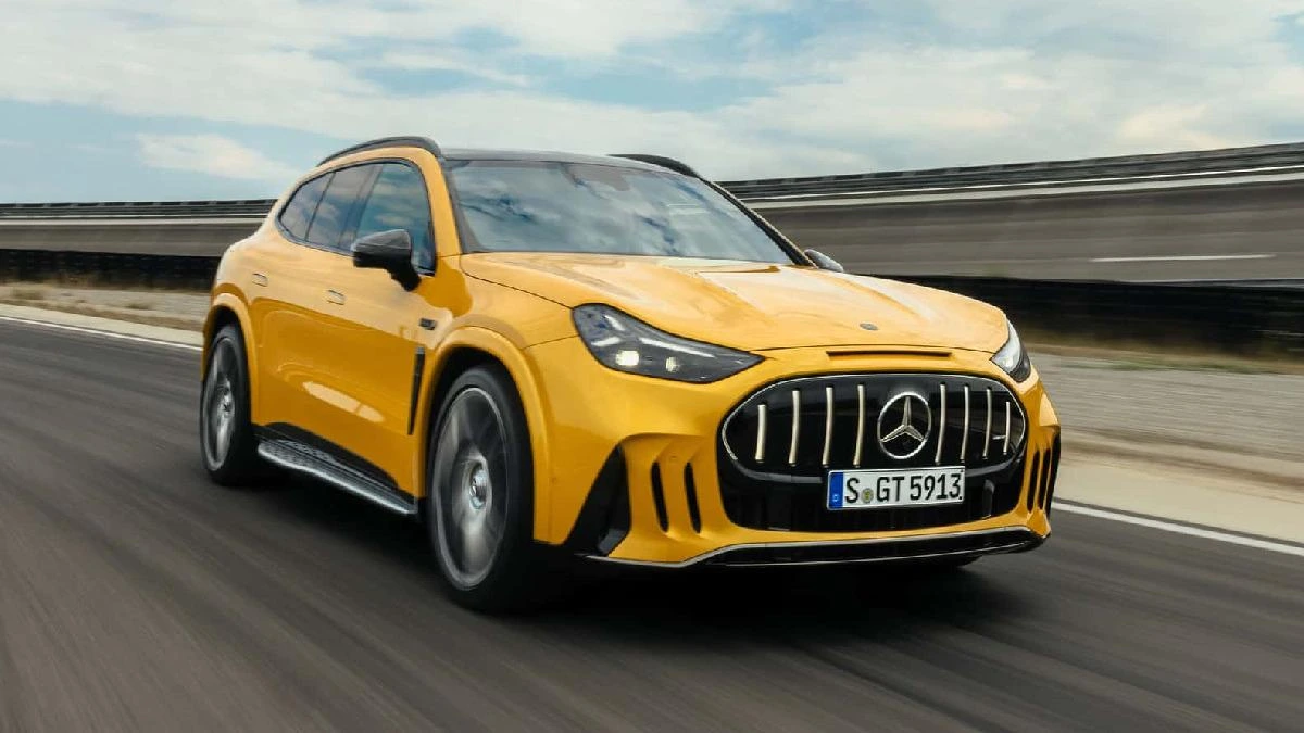 Sarı Mercedes-AMG GT SUV pistte ilerlerken önden ve yandan görüntüleniyor