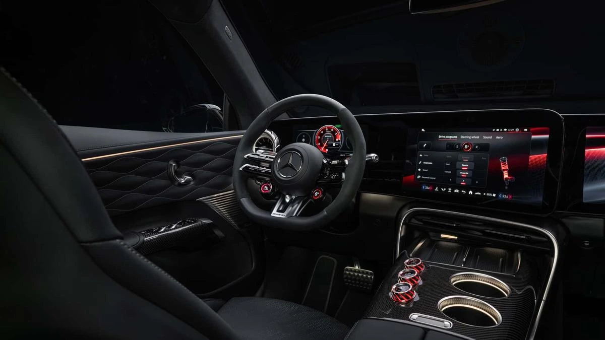 Mercedes-AMG GT SUV’nin direksiyon, gösterge ve orta konsolunu gösteren iç mekân
