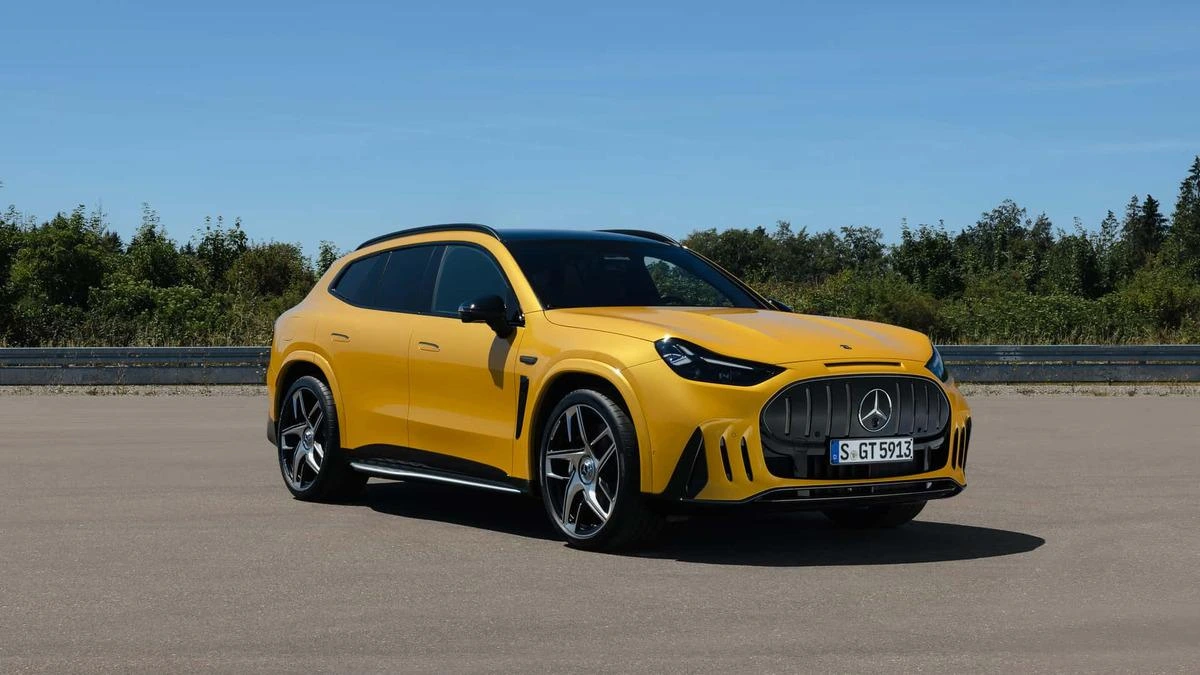 Sarı Mercedes-AMG GT SUV açık alanda önden ve yandan görüntüleniyor