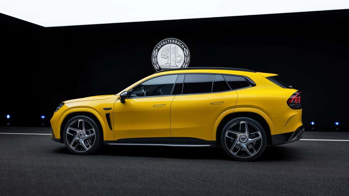 Sarı Mercedes-AMG GT SUV sahnede yandan görüntüleniyor