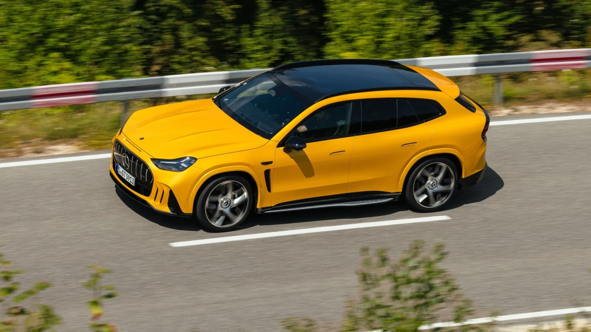 Sarı Mercedes-AMG GT SUV yolda ilerlerken üstten görünüm