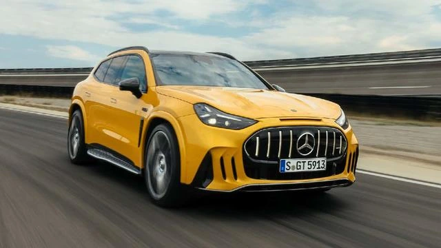 Sarı Mercedes-AMG GT SUV, pistte hareket hâlindeyken önden ve yandan görünüyor