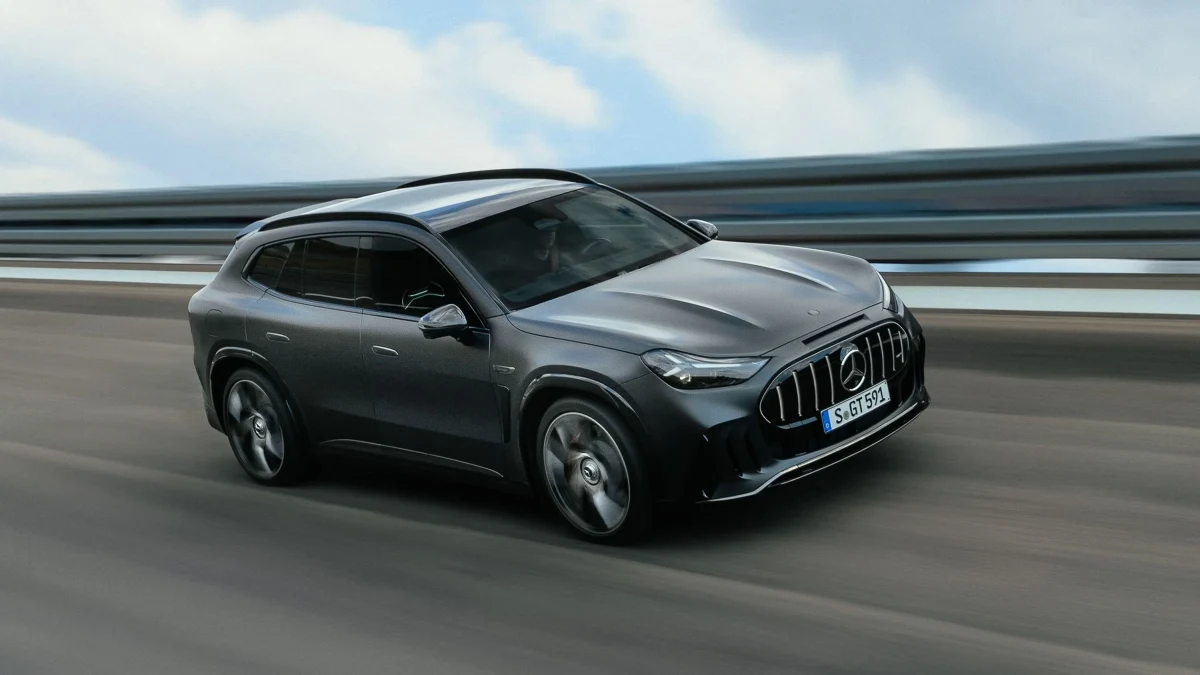 Gri Mercedes-AMG GT SUV asfalt yolda ilerliyor