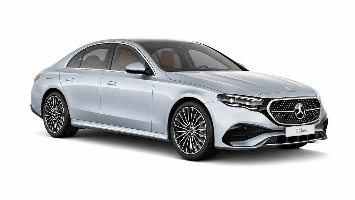 Gümüş renkli Mercedes-Benz E-Serisi sedan