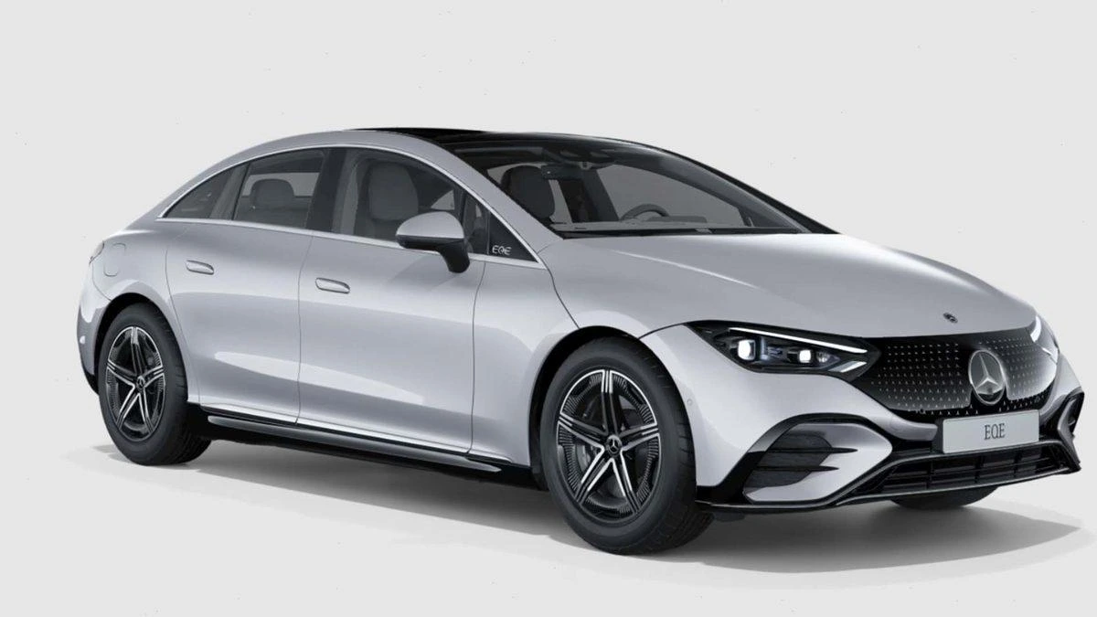 Gümüş renkli Mercedes-Benz EQE elektrikli sedan