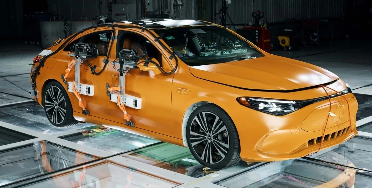 Çarpışma testi sonrasında turuncu Mercedes-Benz CLA ve kabinindeki test donanımı