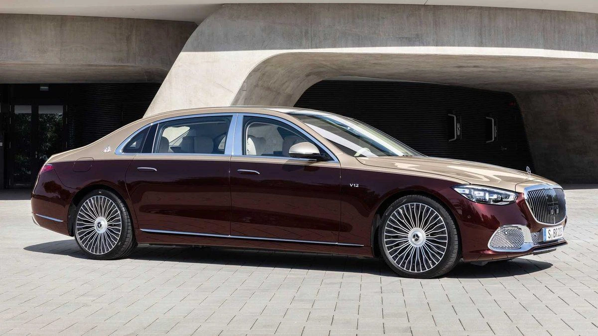 Bordo Mercedes-Maybach sedan bina önünde park hâlinde