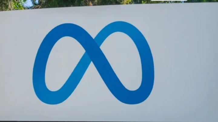 Beyaz bir yüzey üzerinde mavi Meta logosu