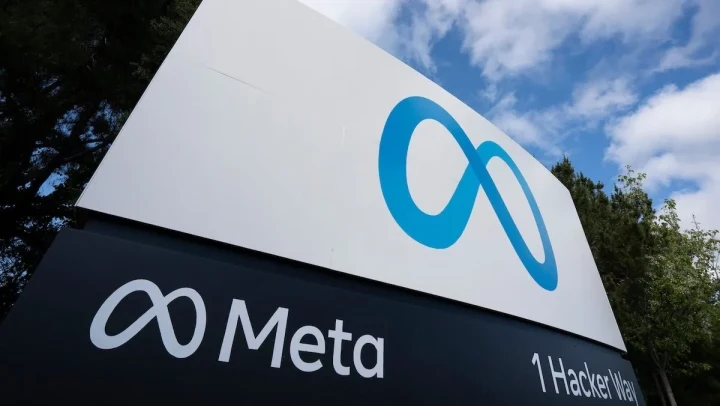 Meta logosunun yer aldığı şirket tabelası açık havada görüntüleniyor
