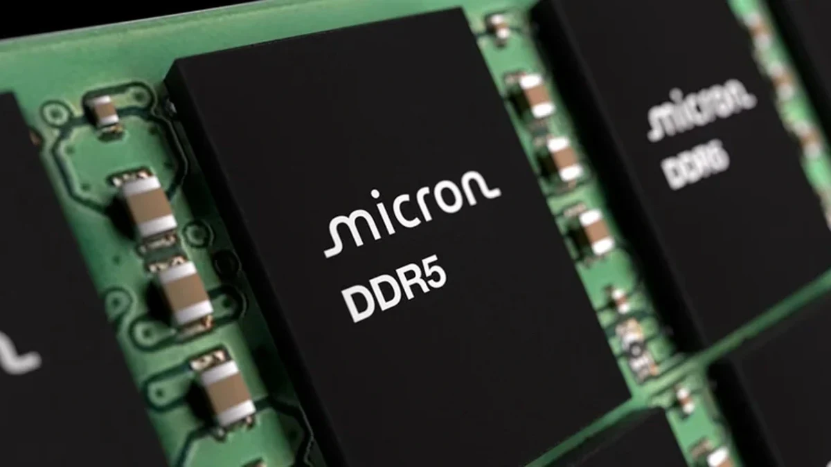 Micron DDR5 bellek yongalarının yer aldığı devre kartı