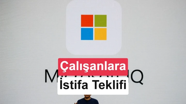 Microsoft logosunun önünde cihaz kullanan çalışanların siluetleri