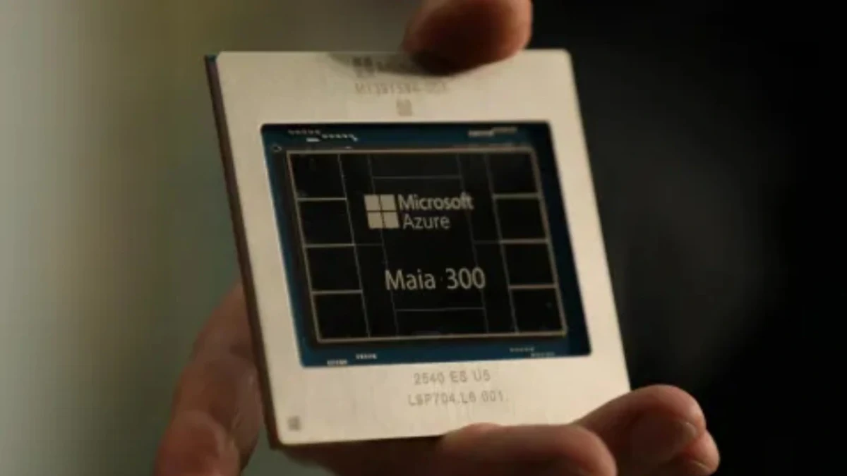 Microsoft Azure Maia 300 çipinin elde tutulmuş yakın plan görüntüsü