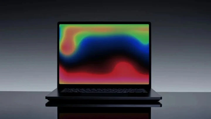 Renkli bir ekran görüntüsünün bulunduğu Surface Laptop Ultra dizüstü bilgisayar