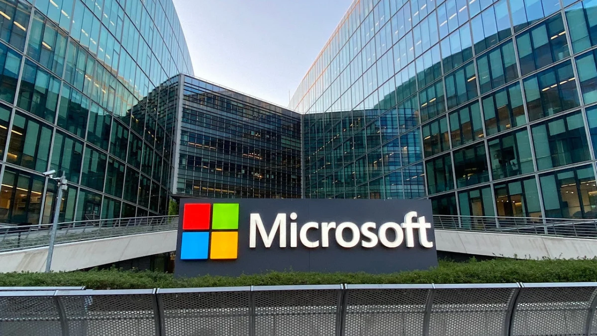 Microsoft yazısının yer aldığı tabela, cam cepheli ofis binalarının önünde görülüyor.
