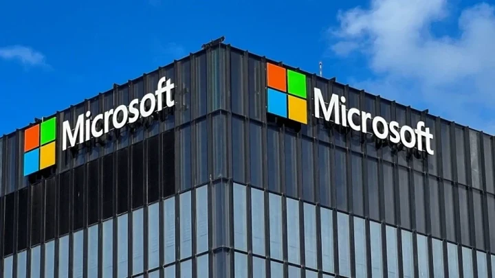 Microsoft logosunun yer aldığı bir şirket binası