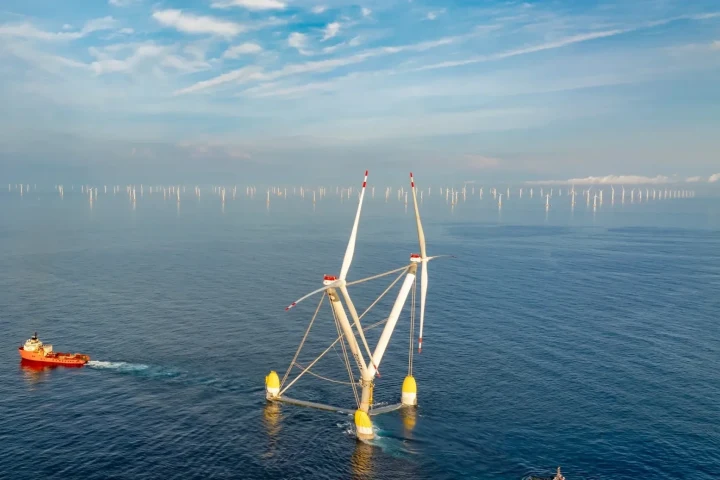 Denizdeki OceanX yüzen rüzgâr platformu ve yanında seyreden bir gemi