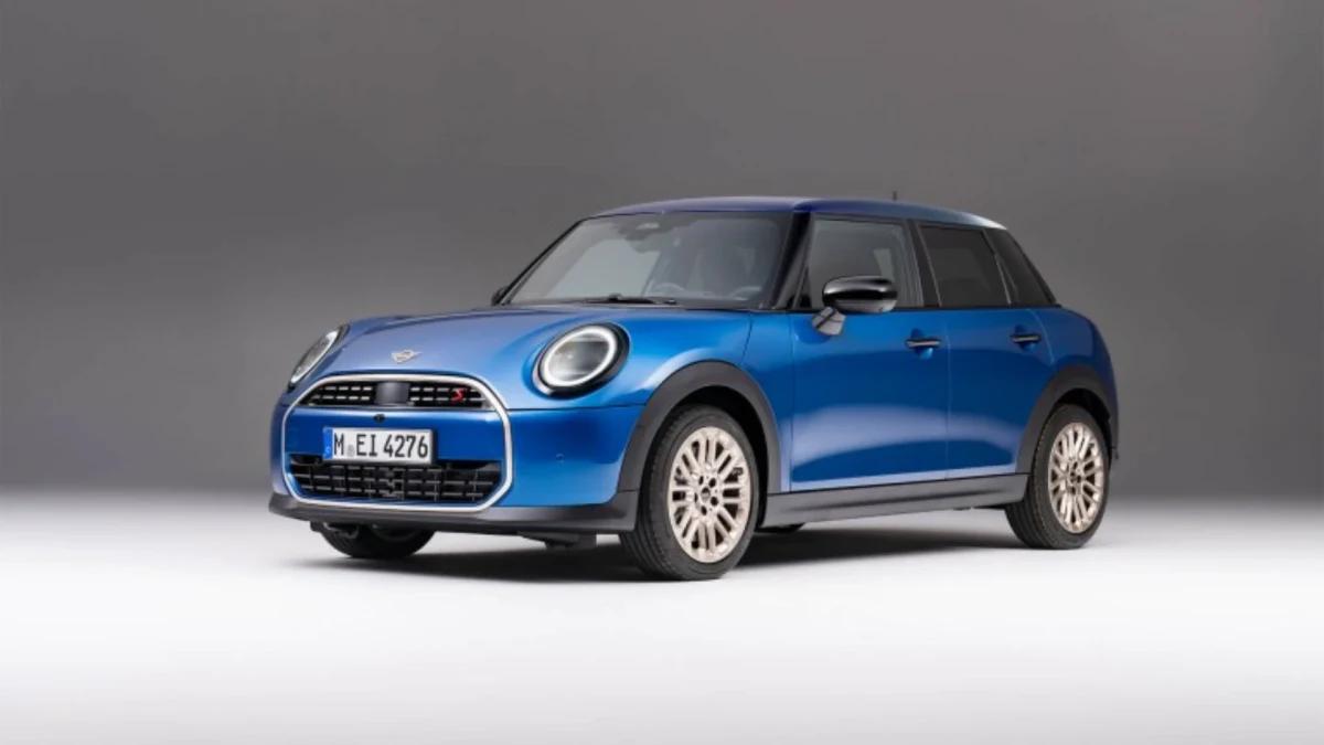 Mavi Mini Cooper 5 kapı otomobil