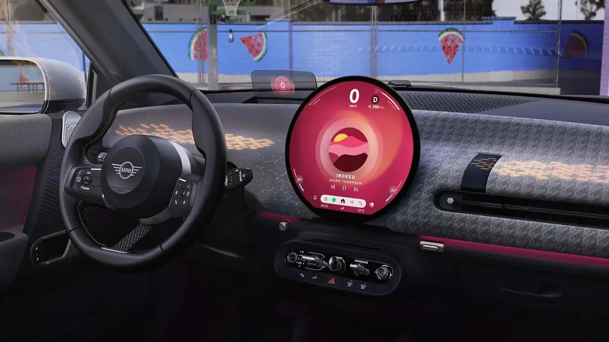 MINI otomobilin ön konsolunda, direksiyonun yanında yer alan yuvarlak merkezi ekran
