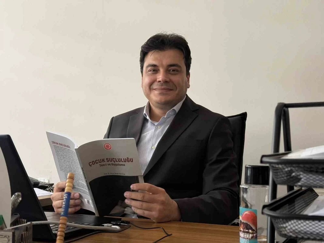 Prof. Dr. Miraç Burak Gönültaş, çalışma odasında kitap okurken