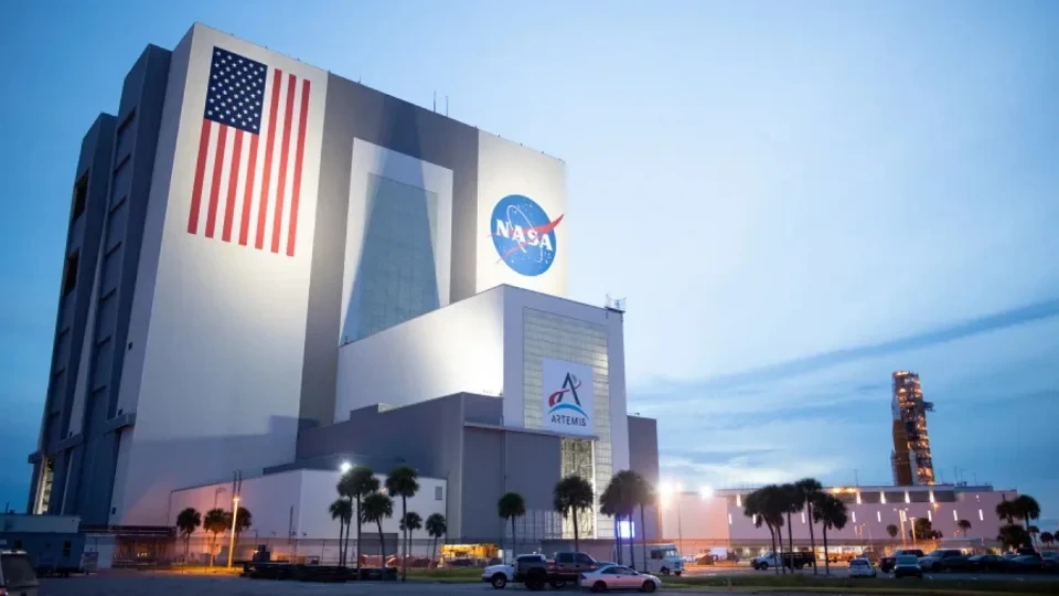 ABD bayrağı ve NASA logosunun bulunduğu NASA binası