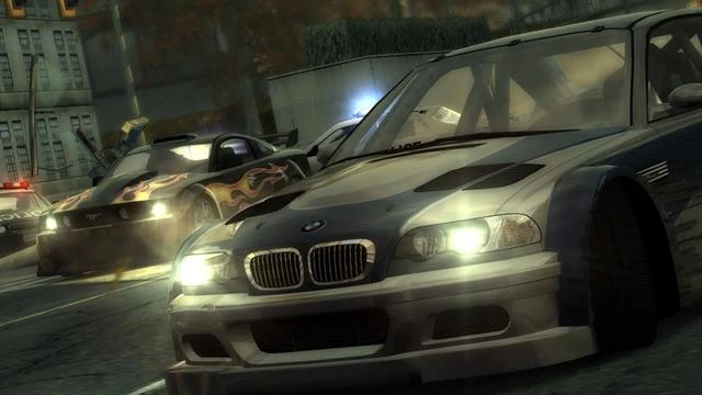 Need for Speed: Most Wanted’da BMW M3 GTR ve başka bir yarış aracı şehir sokaklarında ilerliyor