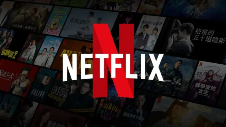 Netflix logosu, dijital içerik afişlerinin yer aldığı bir arka planın önünde görülüyor.